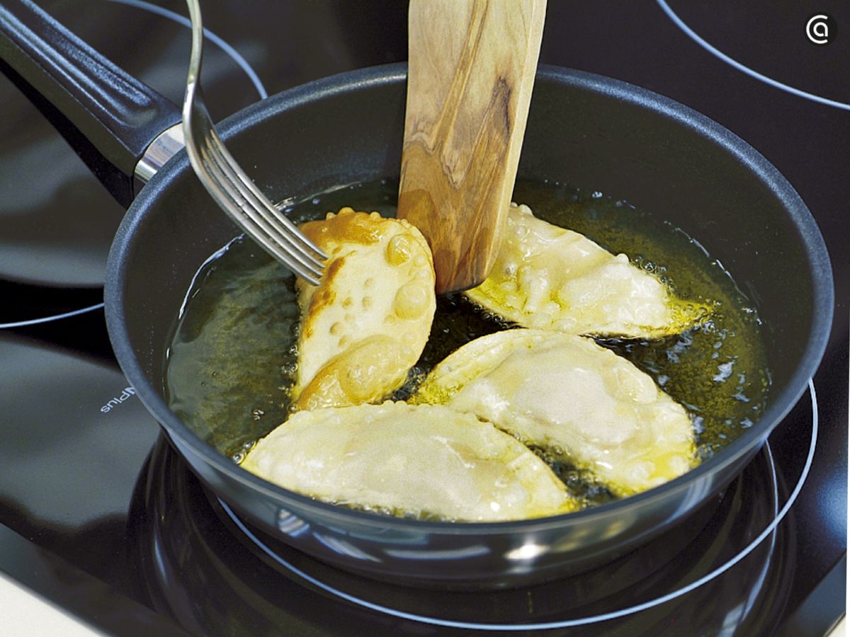 Fríe las empanadillas en abundante aceite