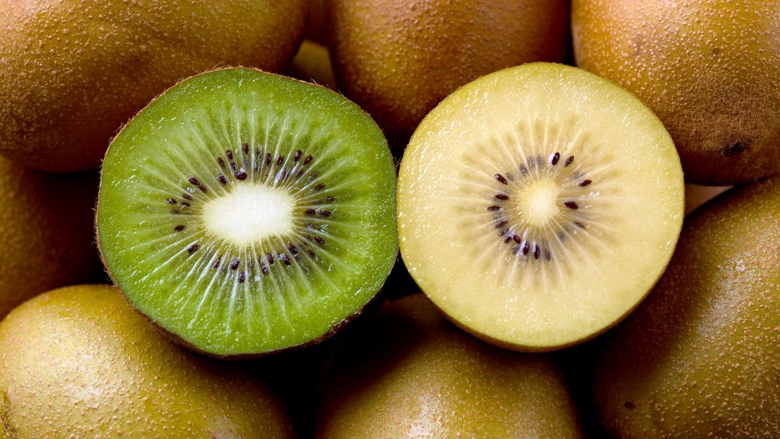 Kiwi verde y kiwi amarillo