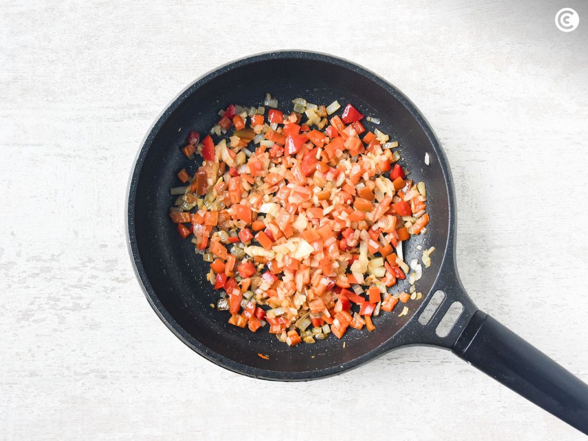 Preparar el sofrito de verduras para los garbanzos con pollo