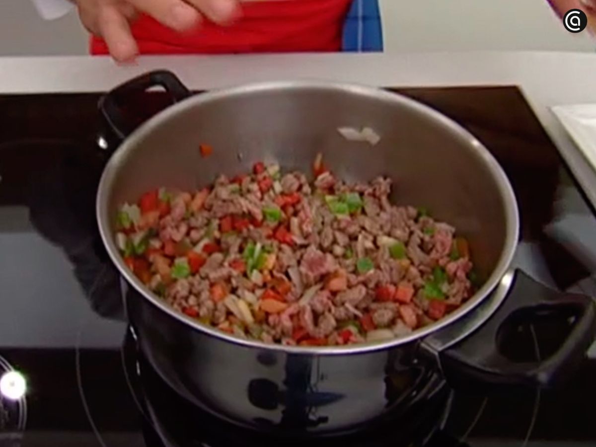 Rehoga las hortalizas, añade la carne y las especias y cocina el relleno
