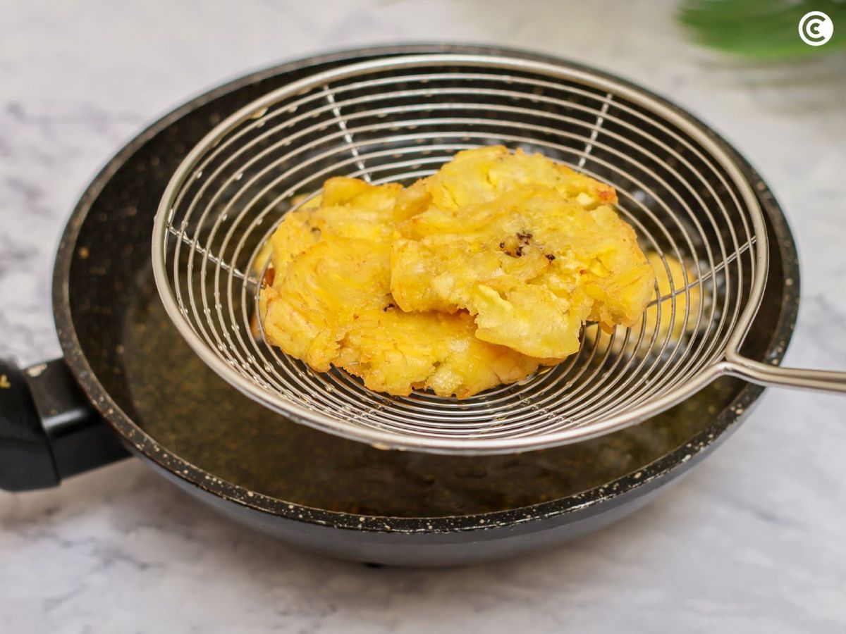 Freír los patacones por una segunda vez