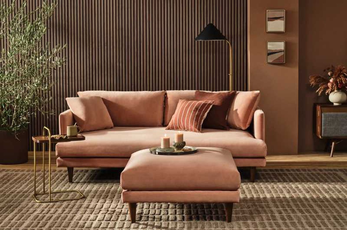 Salón decorado en Mocha Mousse.