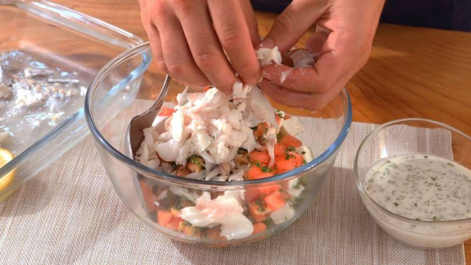 Agrega la merluza desmenuzada y la salsa de yogur Wrap de pescado con salsa de yogur Paso 4