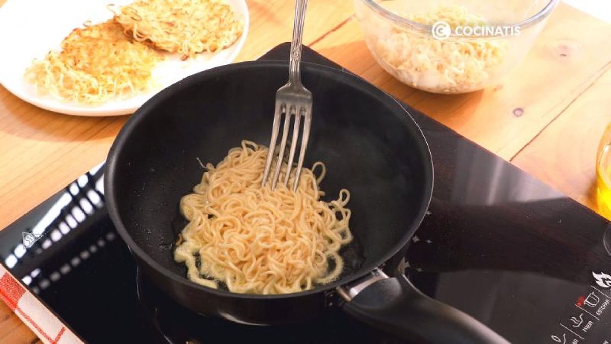 Fríe los fideos con el huevo