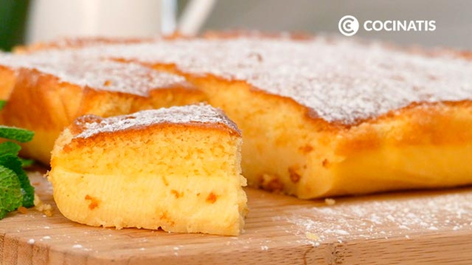 Espolvorea azúcar por encima Receta de pastel mágico o pastel inteligente paso 7