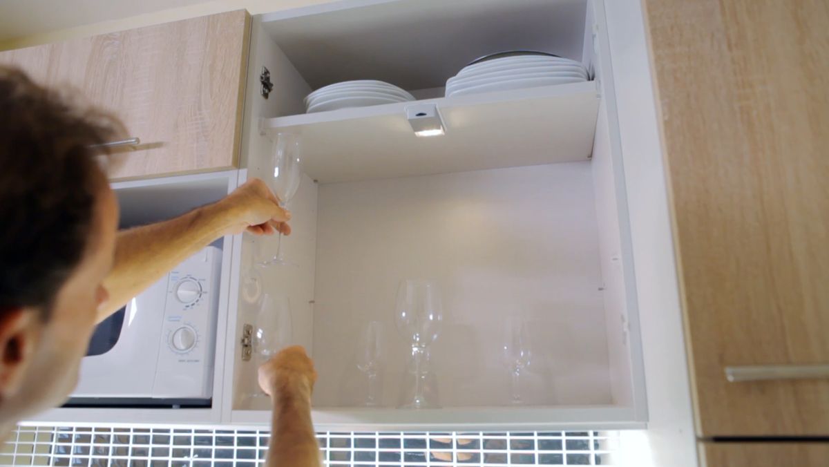 Colocar balda de cristal en el interior de un armario de cocina paso 2