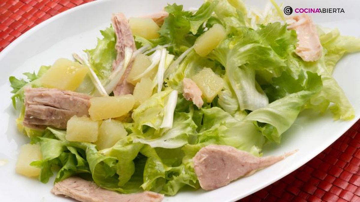 Ensalada de lechuga, patata y bonito, la receta más sencilla