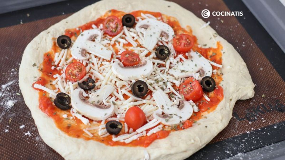 Pizza casera lista para hornear