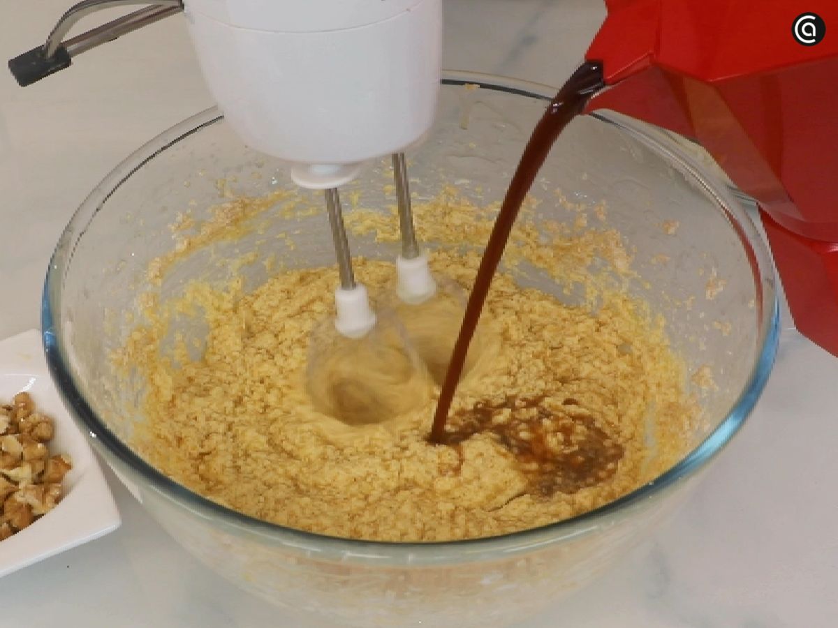 Añade el café y las nueces a la mezcla