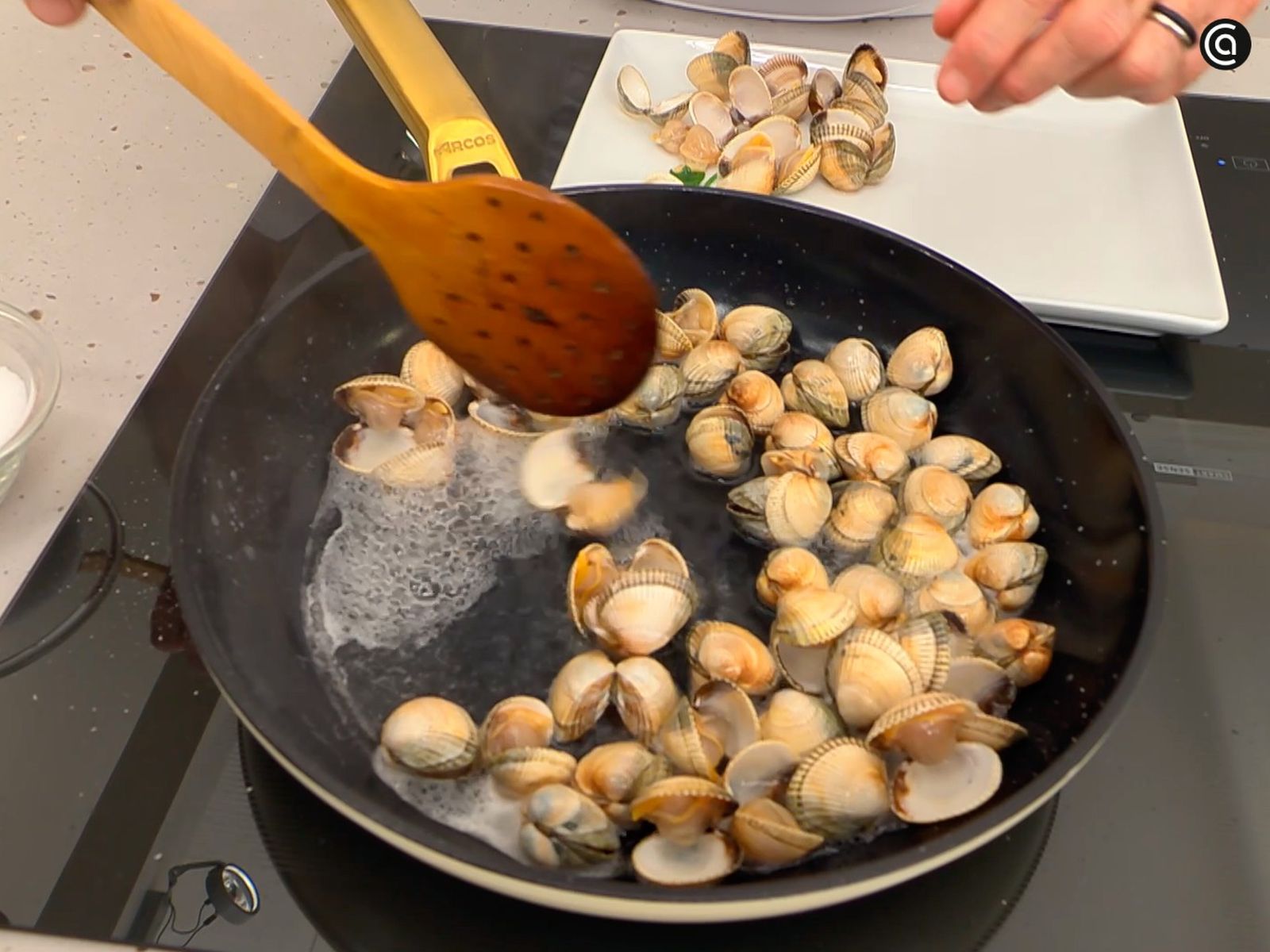 Abre los berberechos con vino blanco