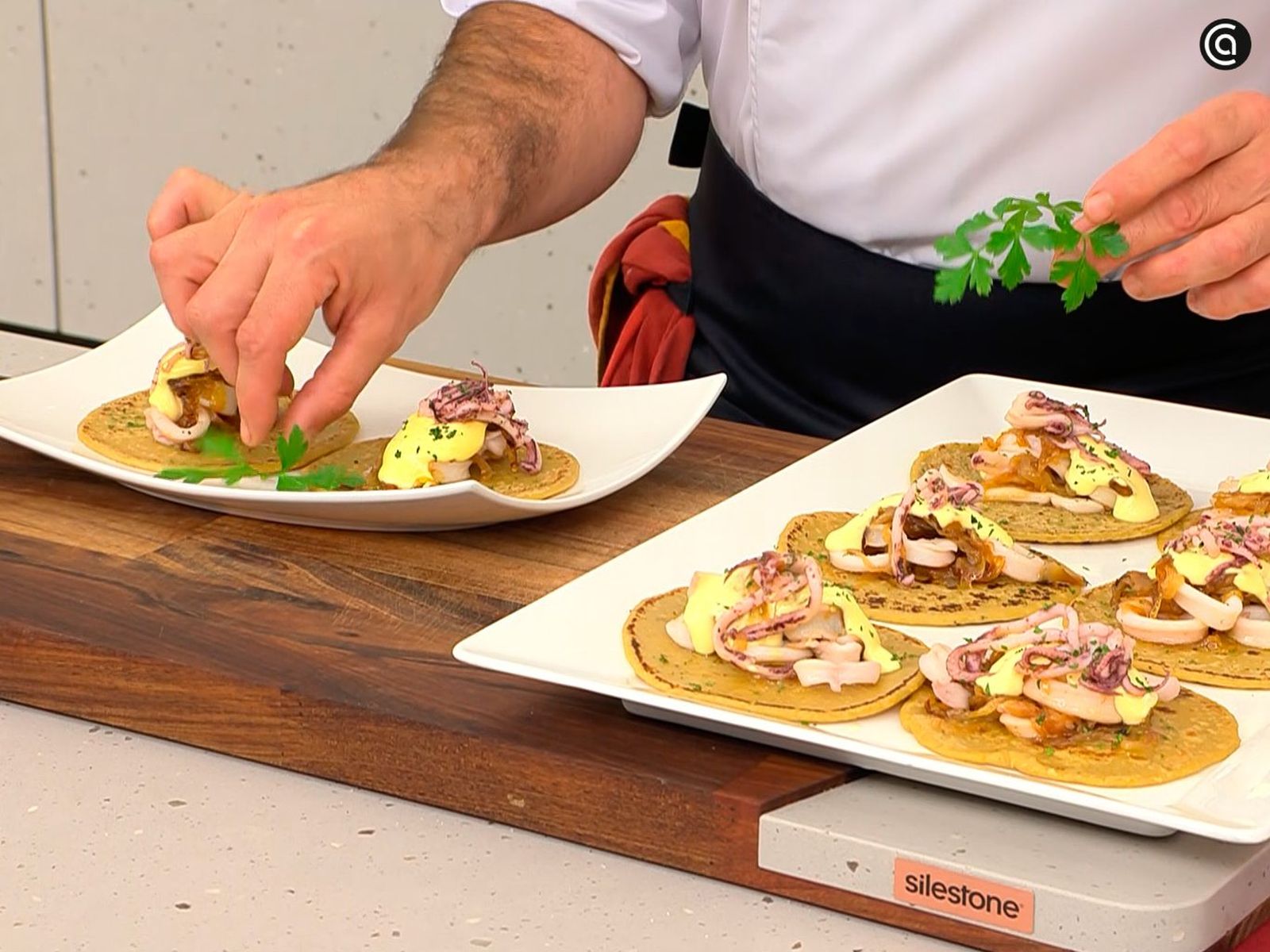 Sirve los tacos de chipirón con mahonesa de limón y perejil picado Sirve los tacos de chipirón con mahonesa de limón y perejil picado