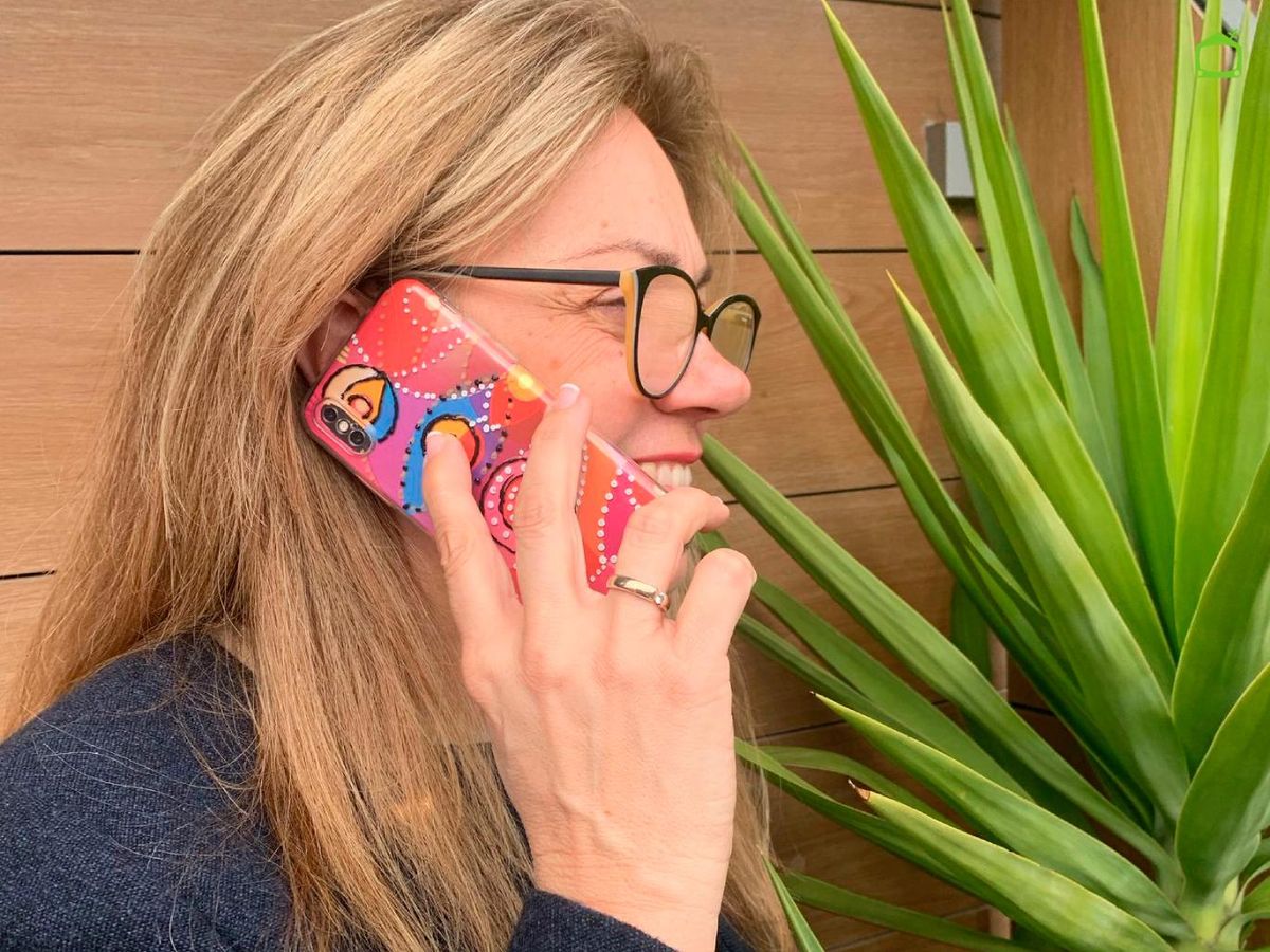 Pintar la funda de móvil es una manualidad muy original.