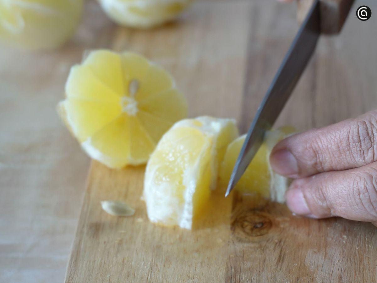 Lava los limones, quita la piel y corta en trozos