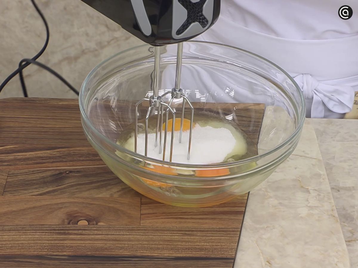 Mezcla bien los ingredientes para el relleno del pastel
