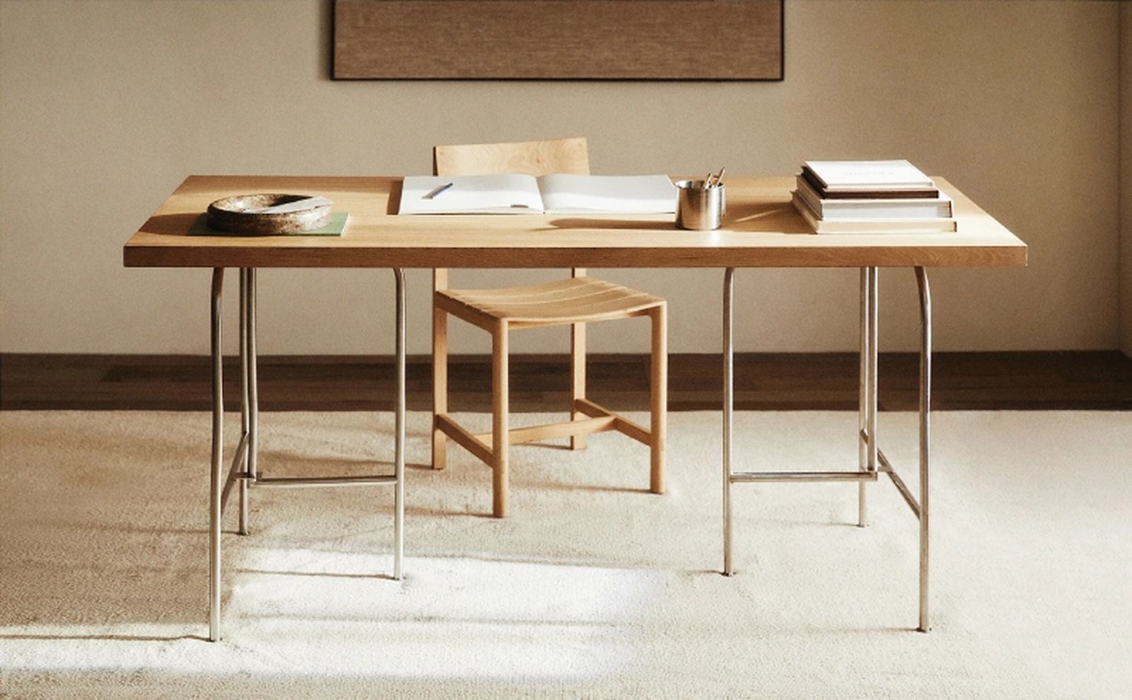 Escritorio de madera de la colección de otoño de Zara Home. Escritorio de madera de la colección de otoño de Zara Home.