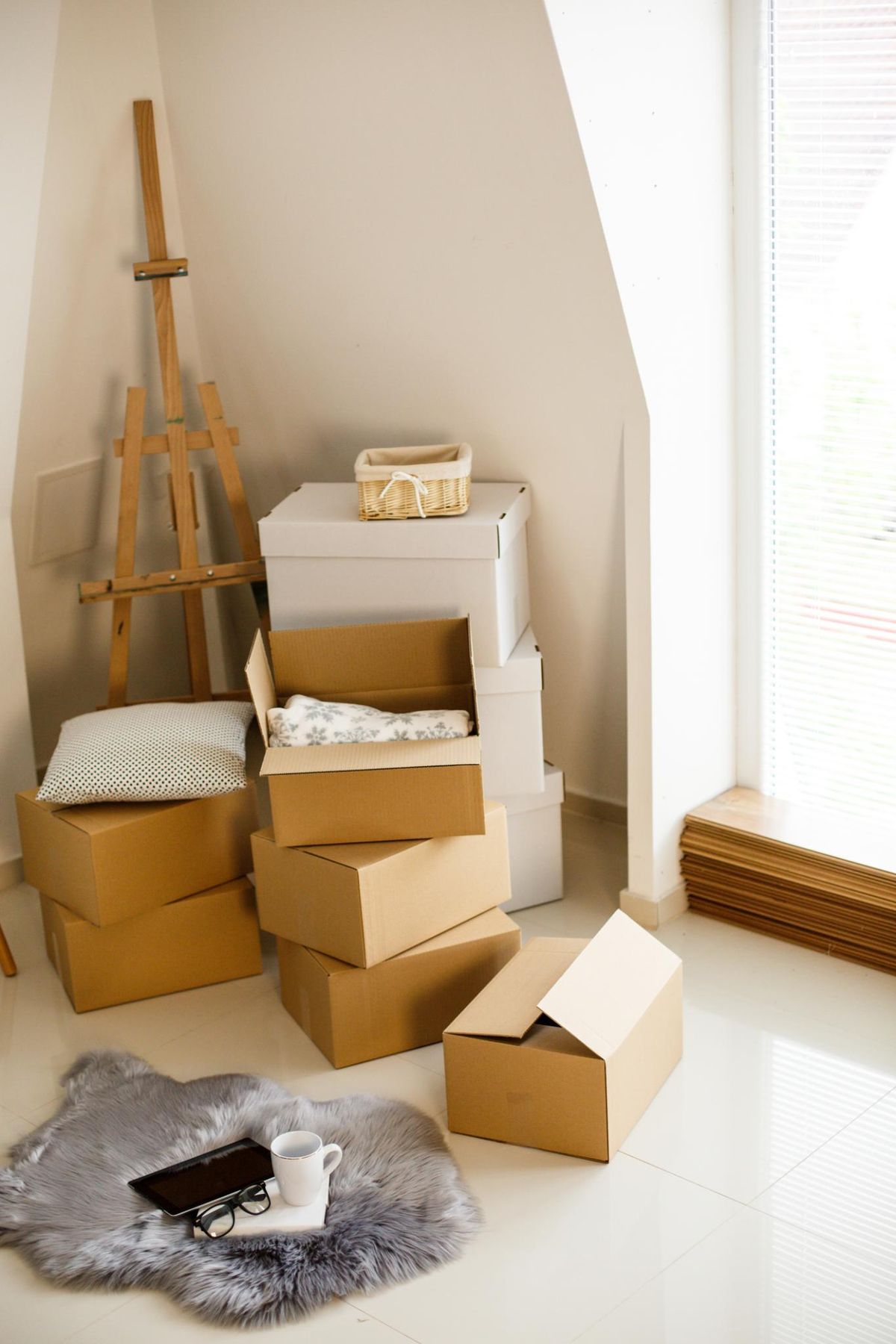 Rincón desordenado en casa.