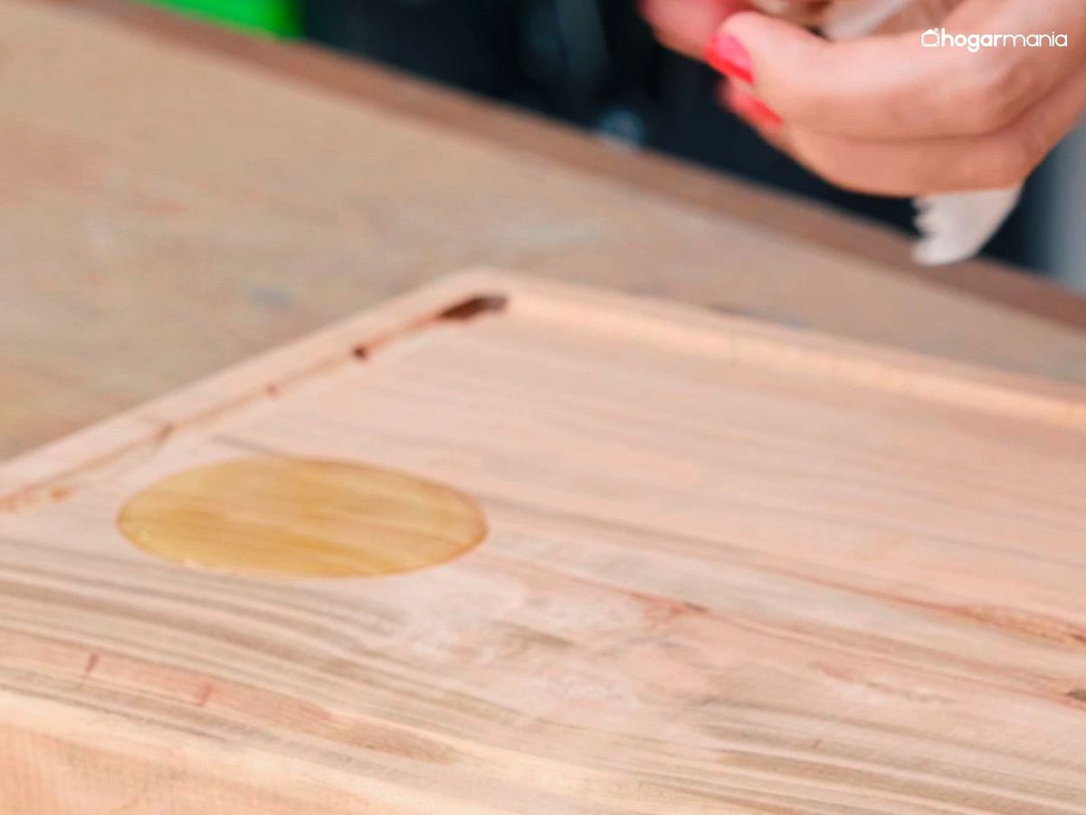 Protege la tabla de cortar de madera con aceite