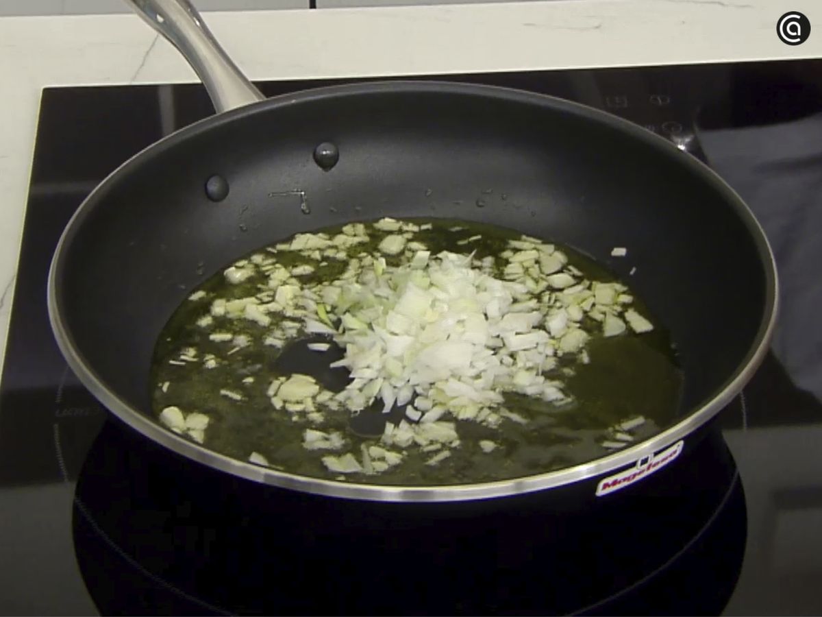 Rehoga la cebolleta con los ajos y la berenjena