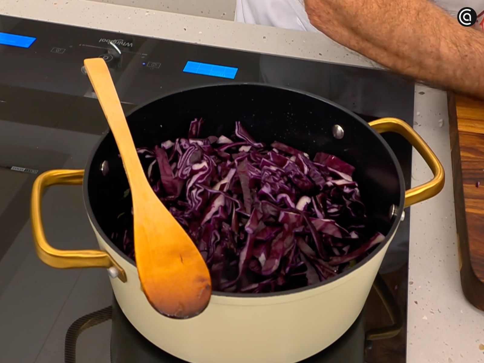 Pica la col lombarda en juliana y rehógala