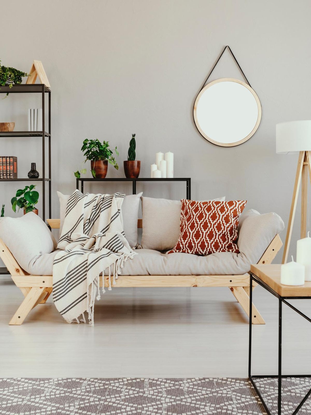 Salón beige moderno con un cojín naranja.