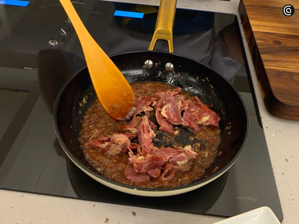 Cocina las chalotas, incorpora el pato y mezcla con la miel y el oporto