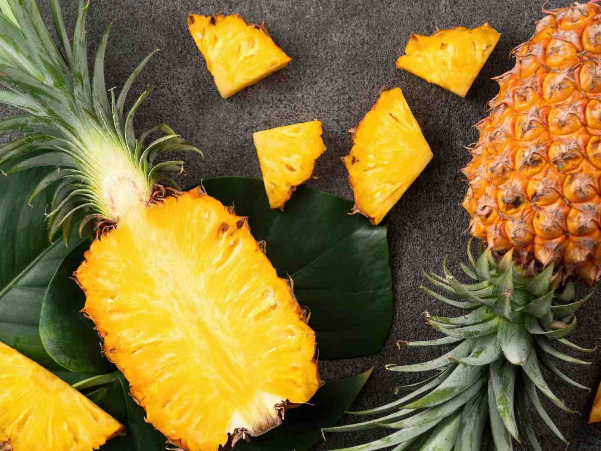 La bromelina (enzima) de la piña ayuda a que la carne quede tierna