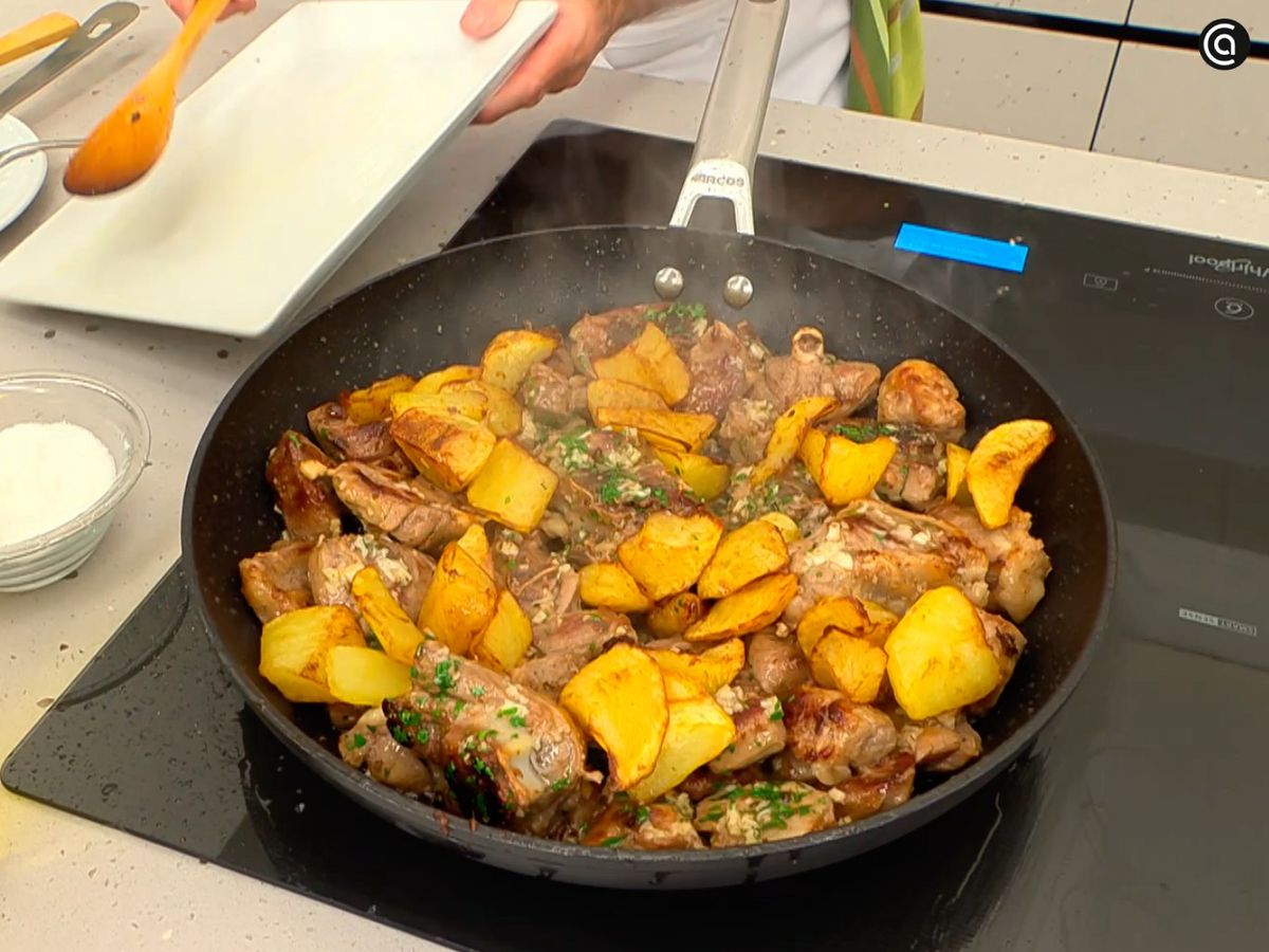 Prepara el majado, mézclalo con la carne y añade las patatas al cordero