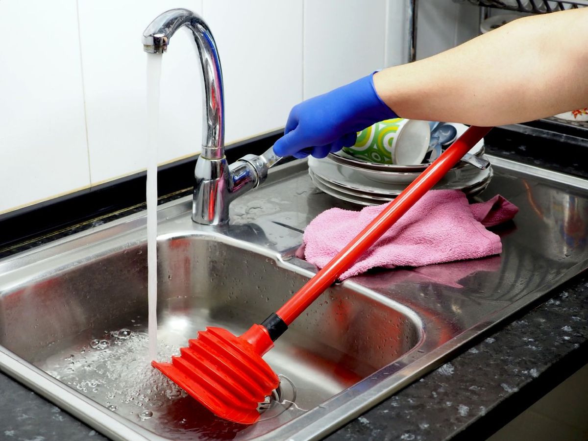 Cómo desatascar el fregadero con desatascador de ventosa