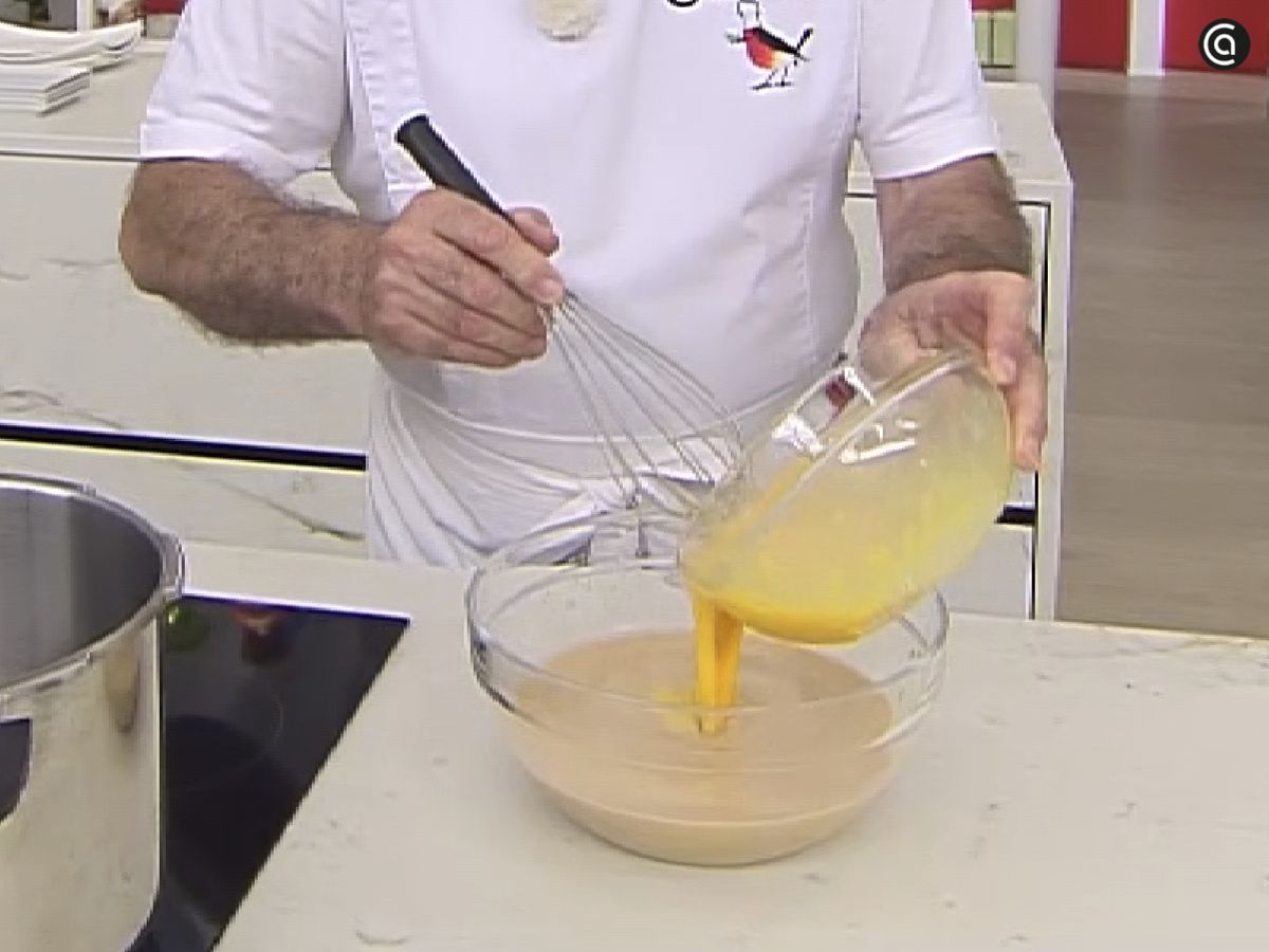 Mezcla los huevos batidos con el dulce de leche y la leche