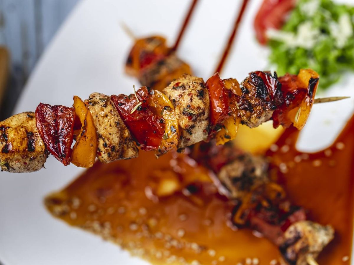 El pollo especiado gana sabor al fuego y se combina de maravilla con salsa.