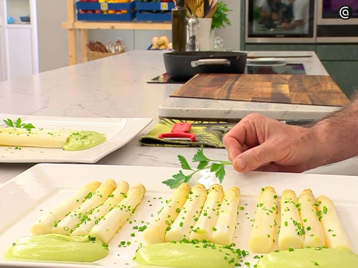 Sirve los espárragos frescos en papillote con crema de aguacate