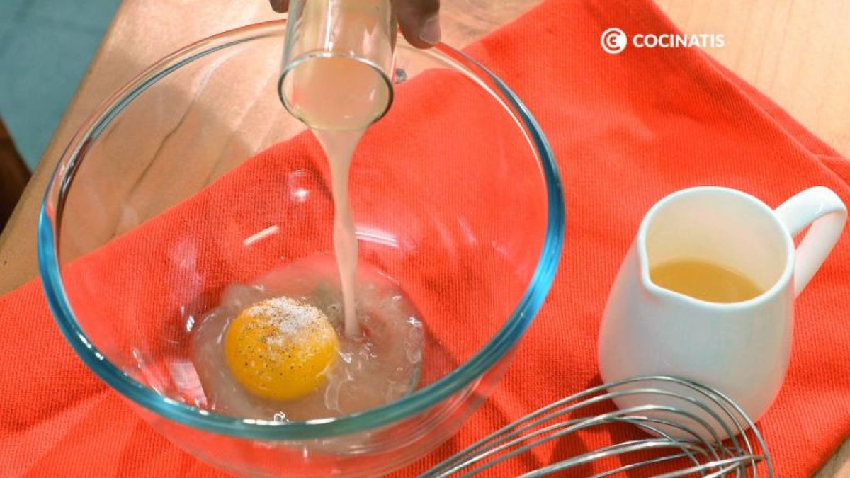 Agregamos zumo de limón al huevo