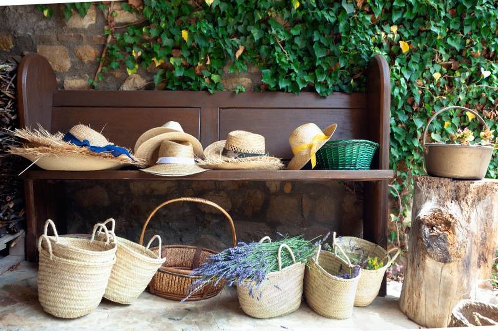 Sombreros y cestas de mimbre adornando una casa de estilo provenzal. Sombreros y cestas de mimbre adornando una casa de estilo provenzal.