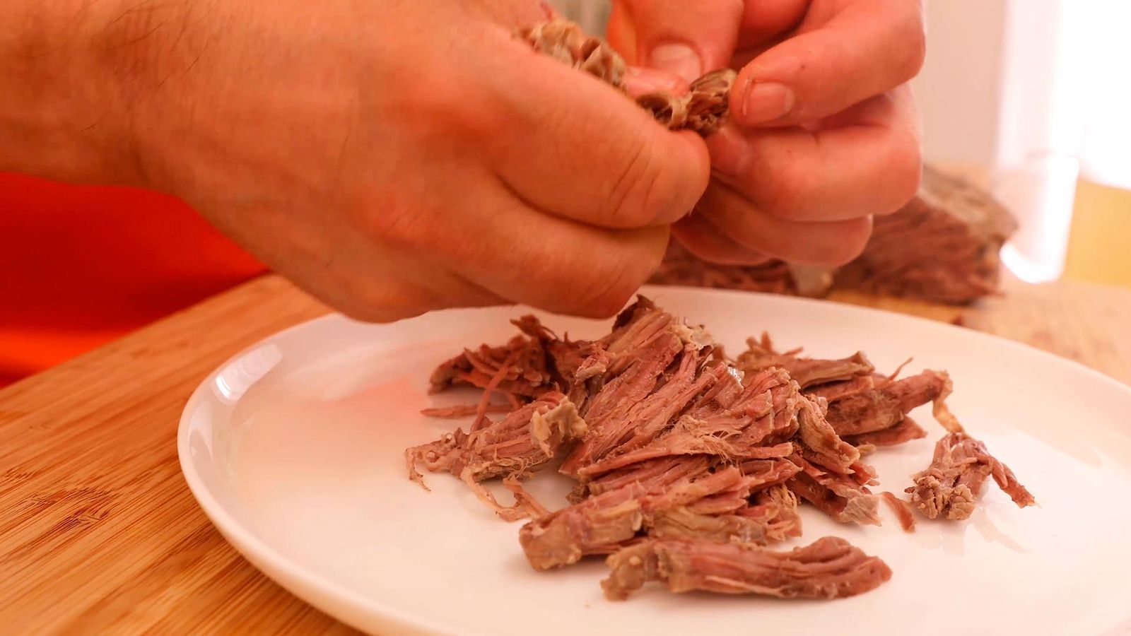 Desmenuza la carne Receta de carne mechada estilo venezolano paso 4