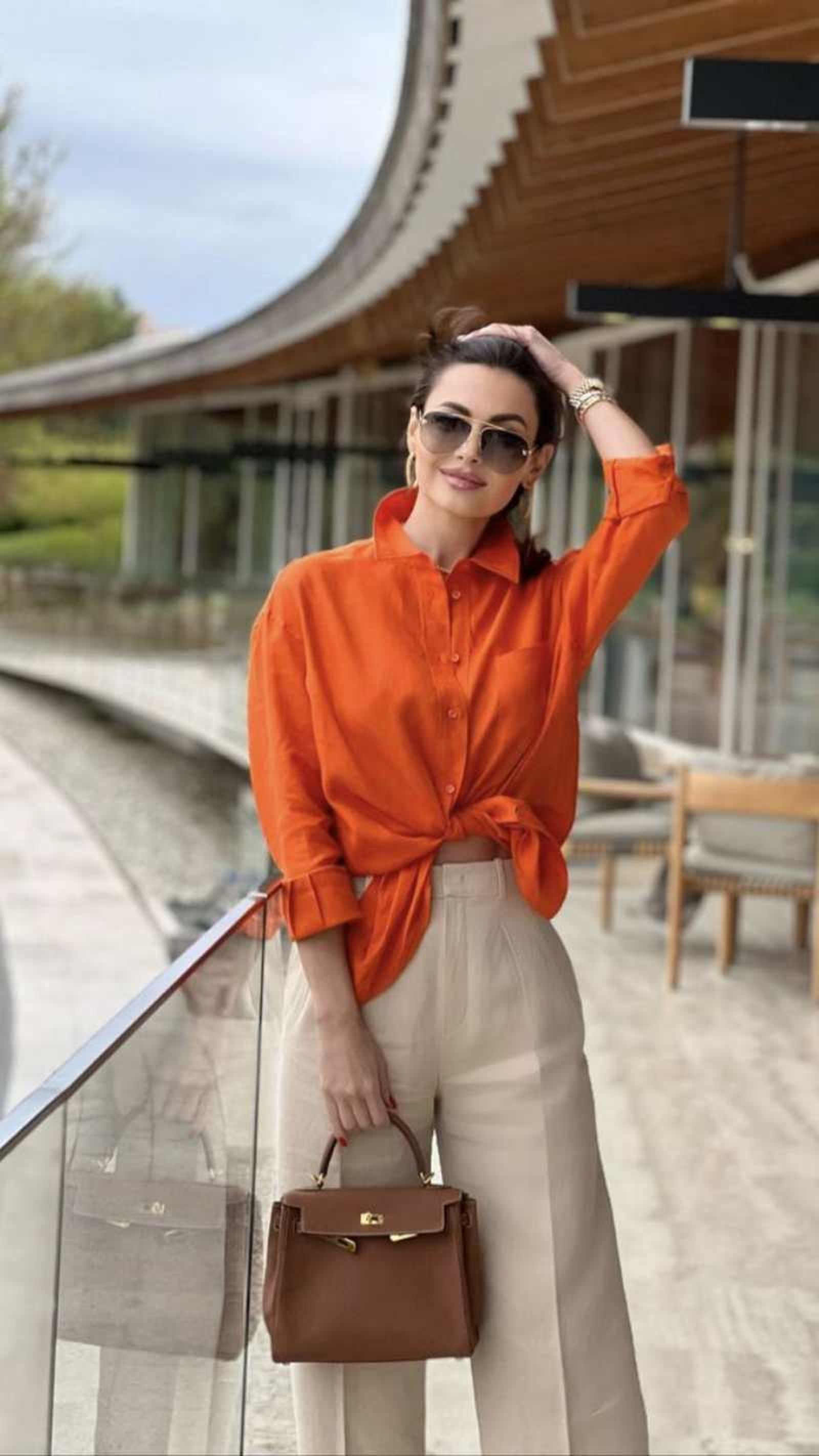 Camisa anudada a la cintura, elegante pero informal Camisa anudada a la cintura, elegante pero informal