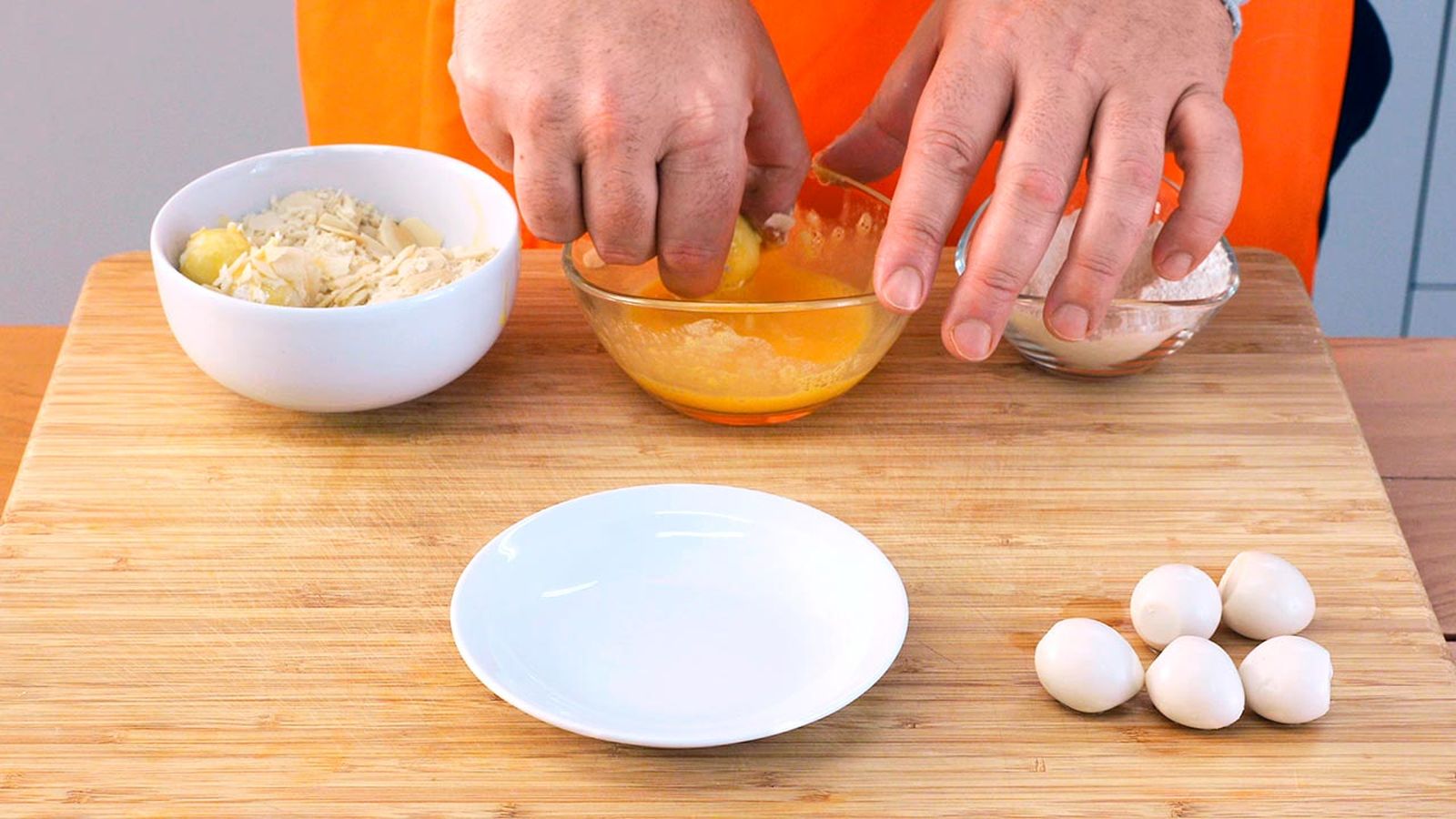 Huevos de codorniz rebozados con almendra paso 4 Huevos de codorniz rebozados con almendra paso 4