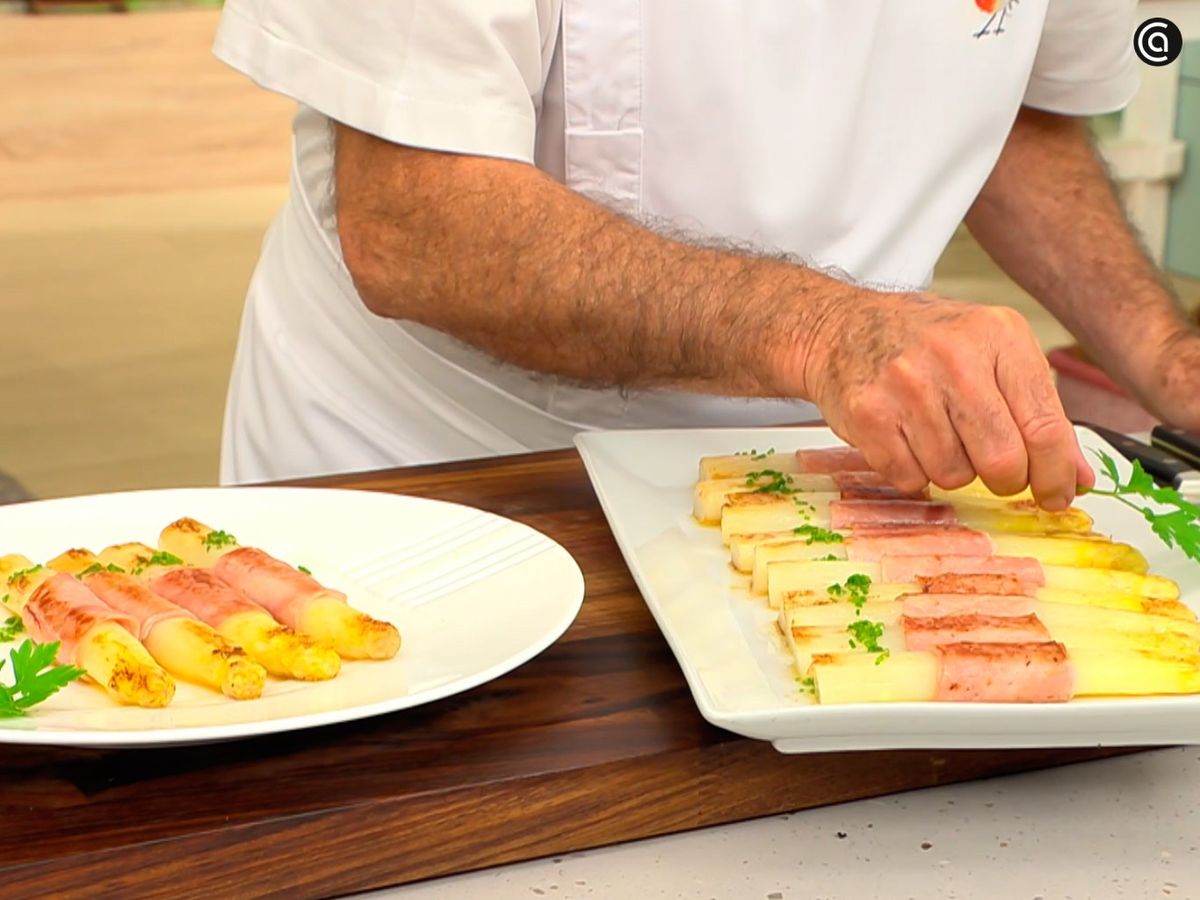 Vierte la vinagreta sobre los espárragos blancos a la plancha