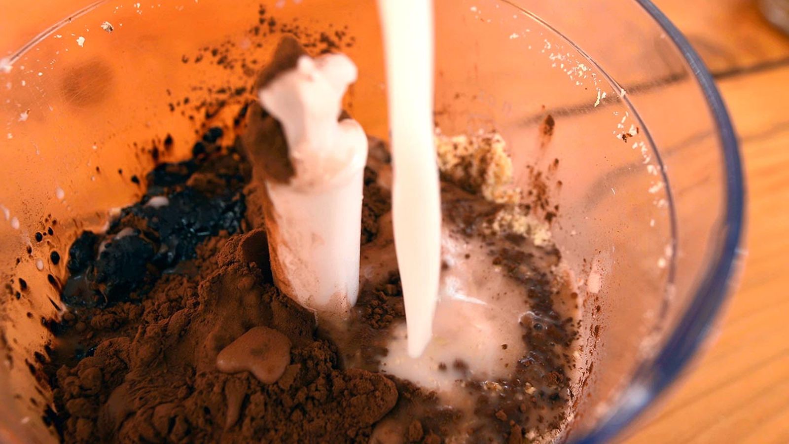Incorpora todos los ingredientes a la batidora y tritura bien Receta de crema de cacao y avellanas sin azúcar paso 3