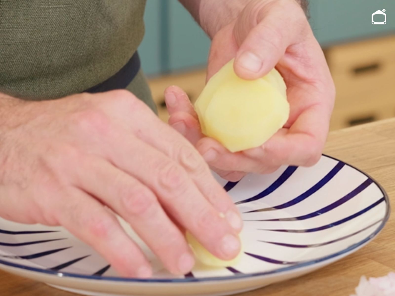 Comenzamos pelando las patatas cocidas y colocándolas en el plato para formar la base del carpaccio.