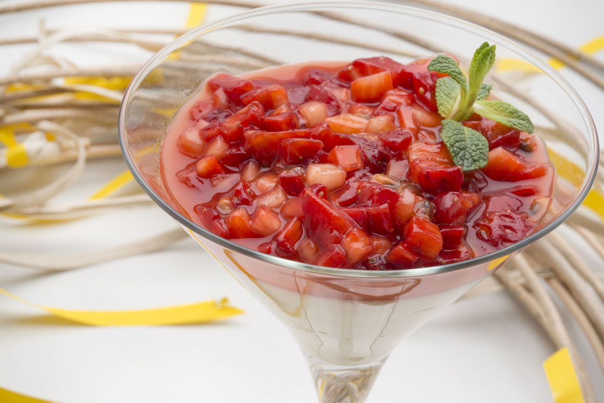 5941 2 Panacotta con fresas y fruta de la pasion (1327) xl