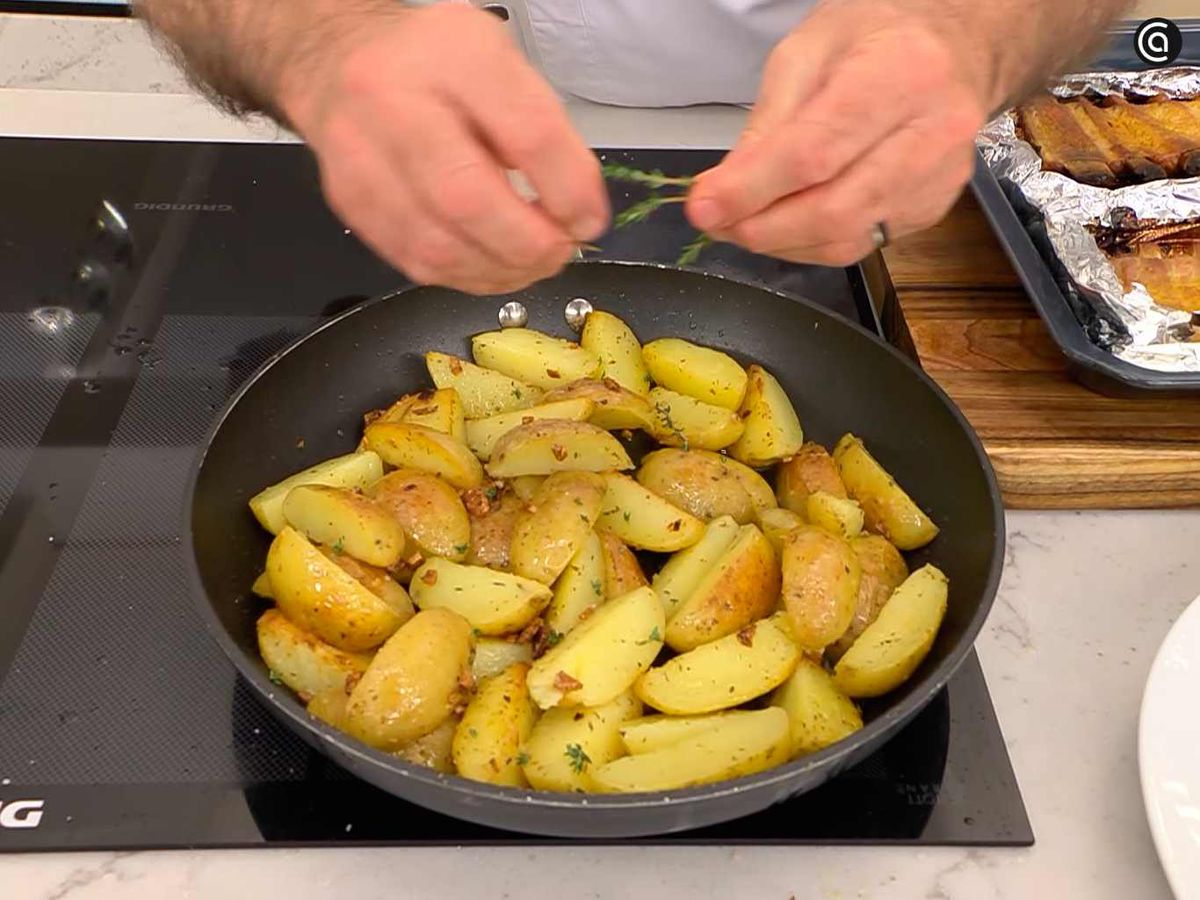 Saltea las patatas con ajo y orégano