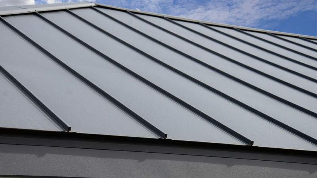 Chapa galvanizada en una cubierta