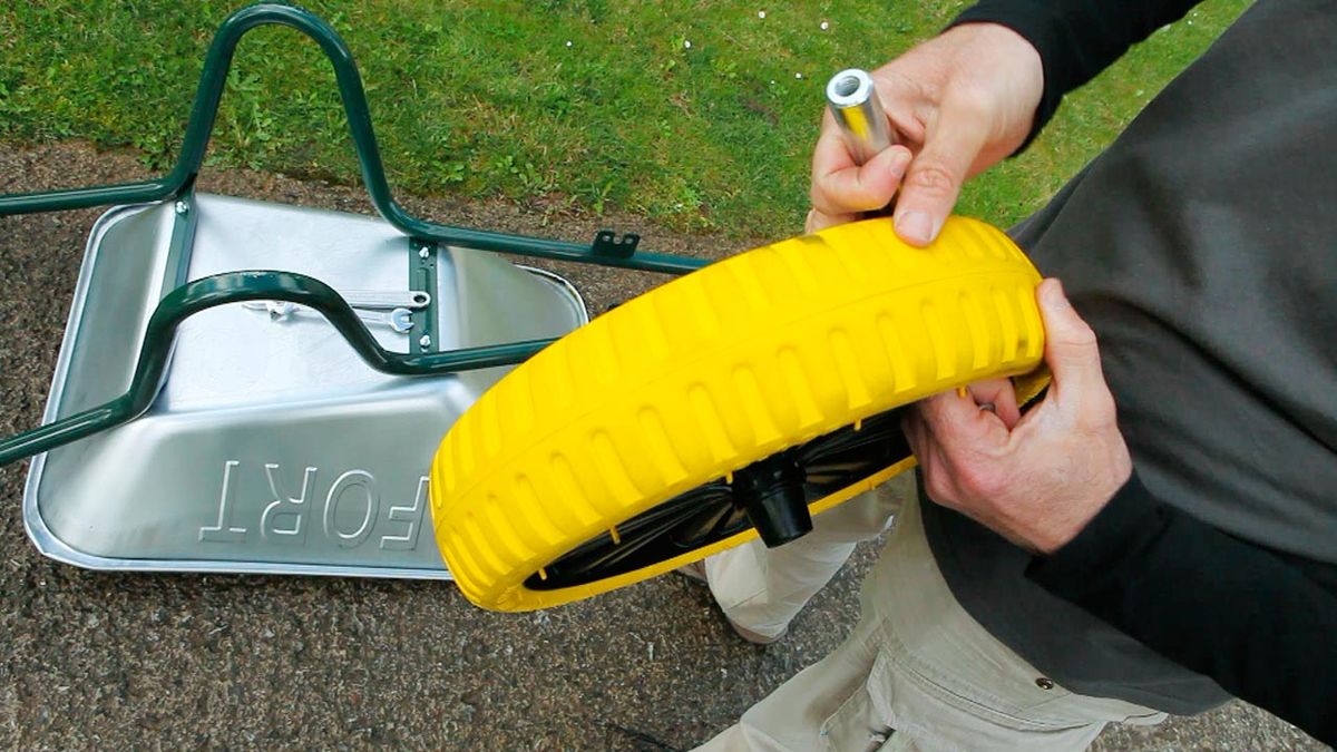 Cambiar rueda de carretilla paso 5