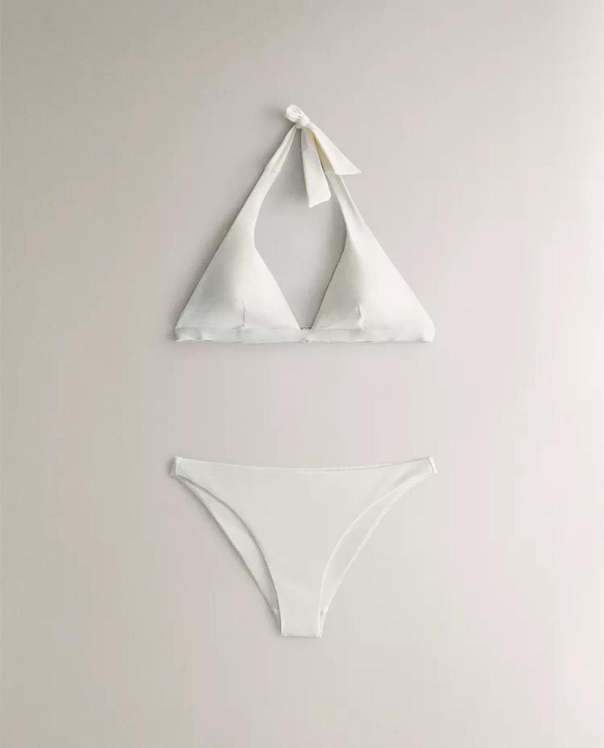 Bikini crudo liso con lazada al cuello.