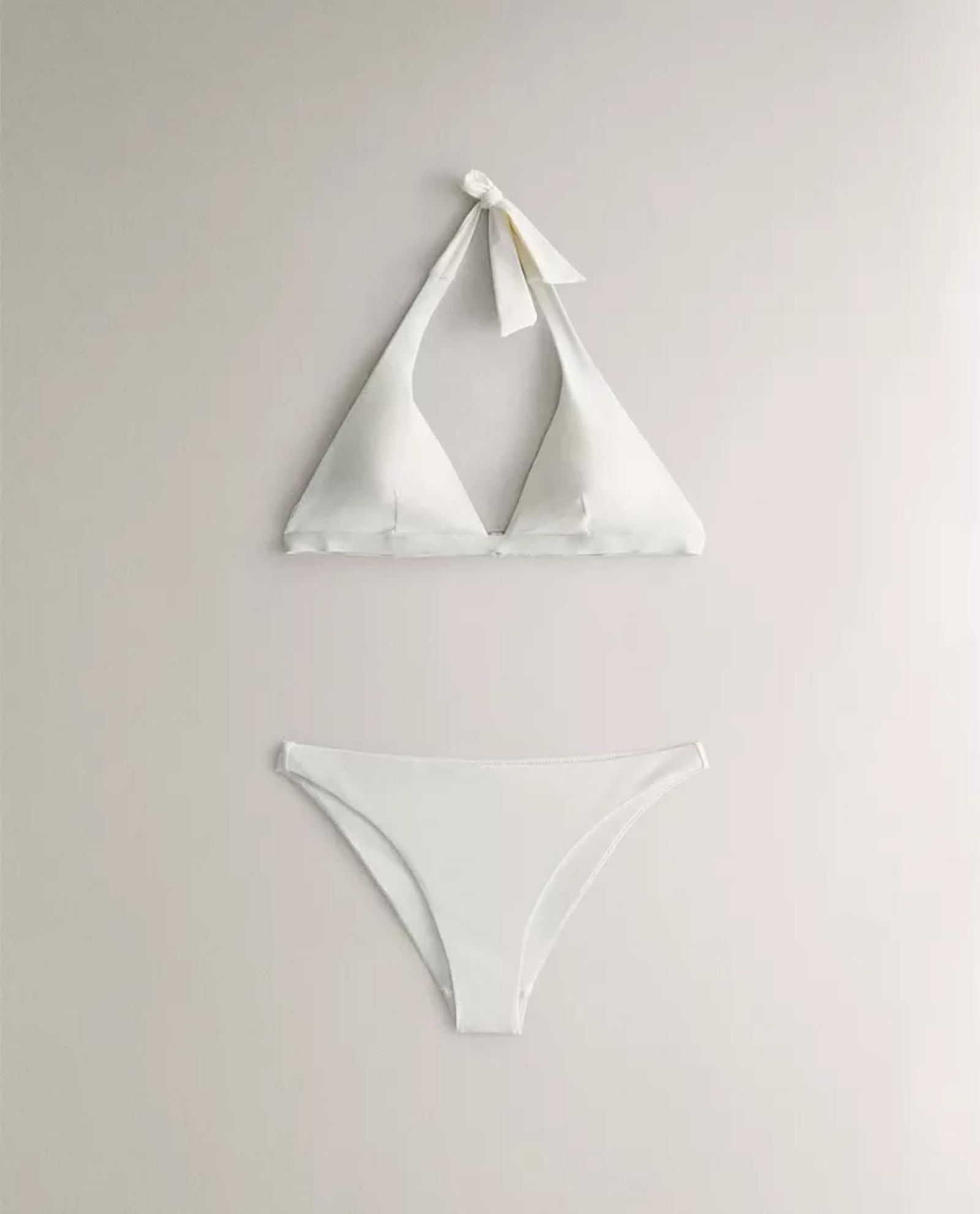 Bikini crudo liso con lazada al cuello. Bikini crudo liso con lazada al cuello.