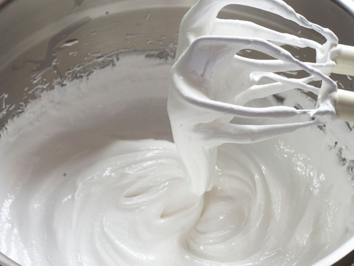 El almíbar caliente ayuda a cocinar las claras y consigue un merengue más brillante