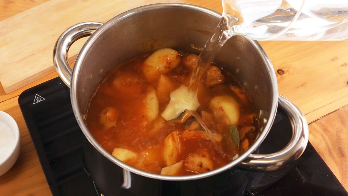 Receta guiso de níscalos con patatas  paso 5