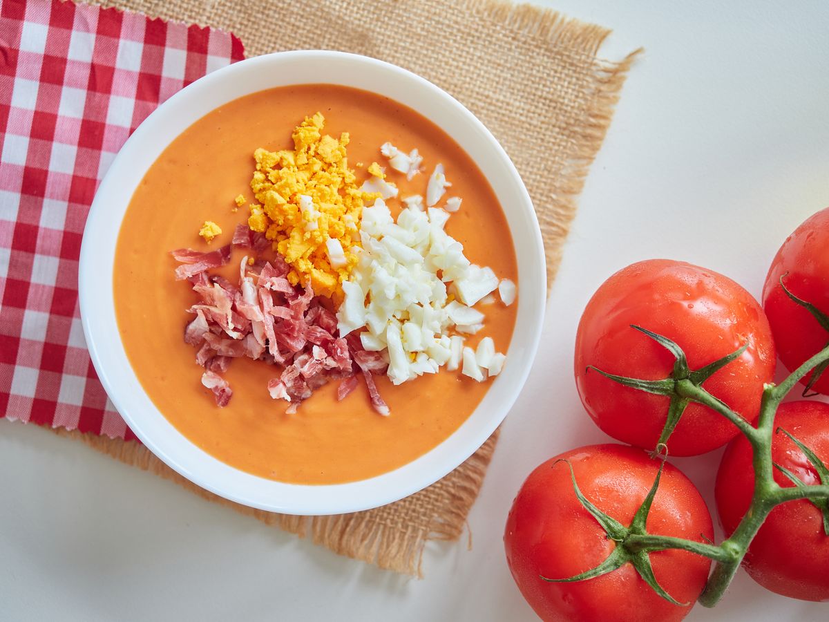 El salmorejo cordobés se suele servir con jamón y huevo cocido