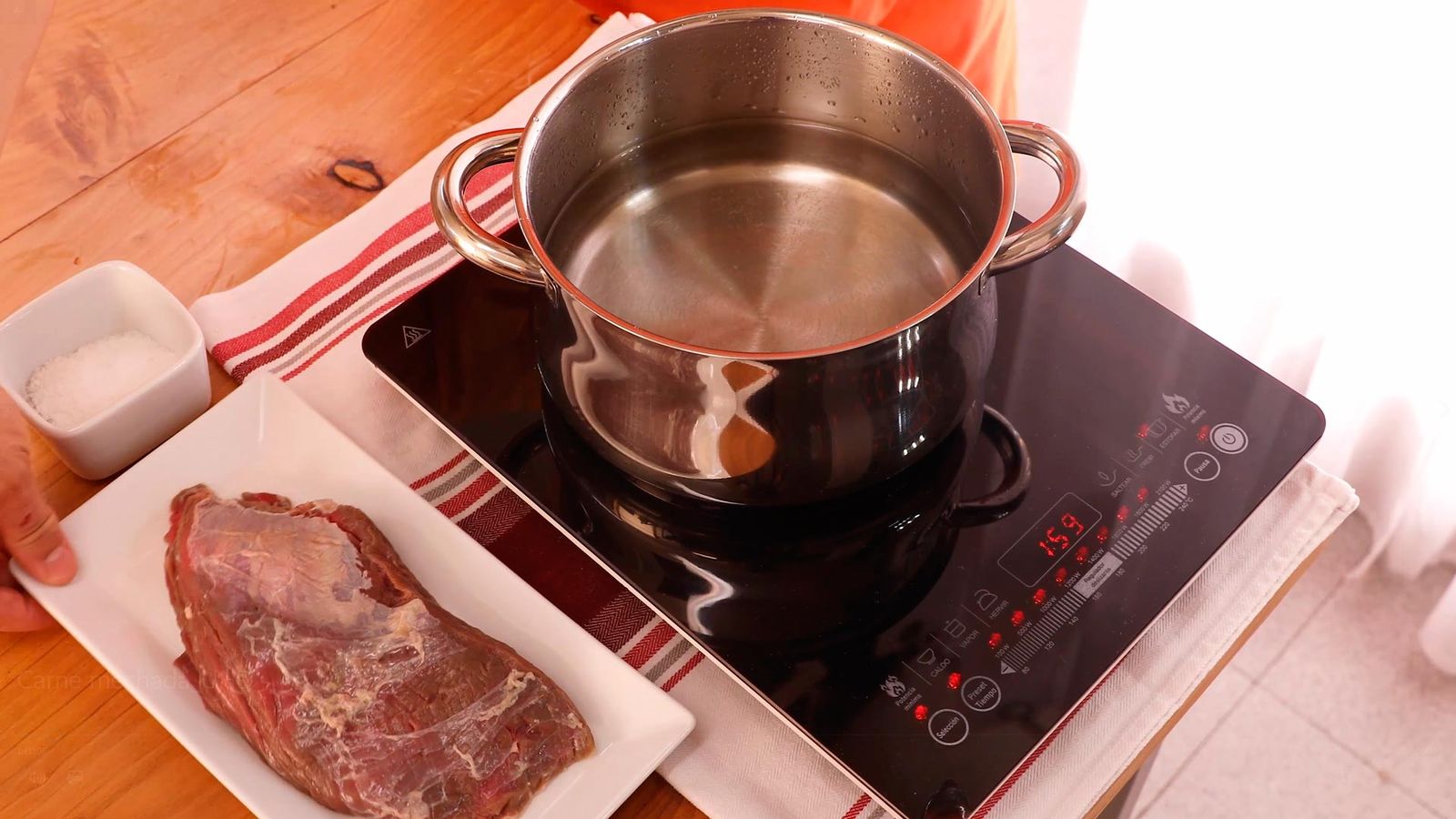 Cuece la carne en una cazuela con abundante agua Receta de carne mechada estilo venezolano paso 1