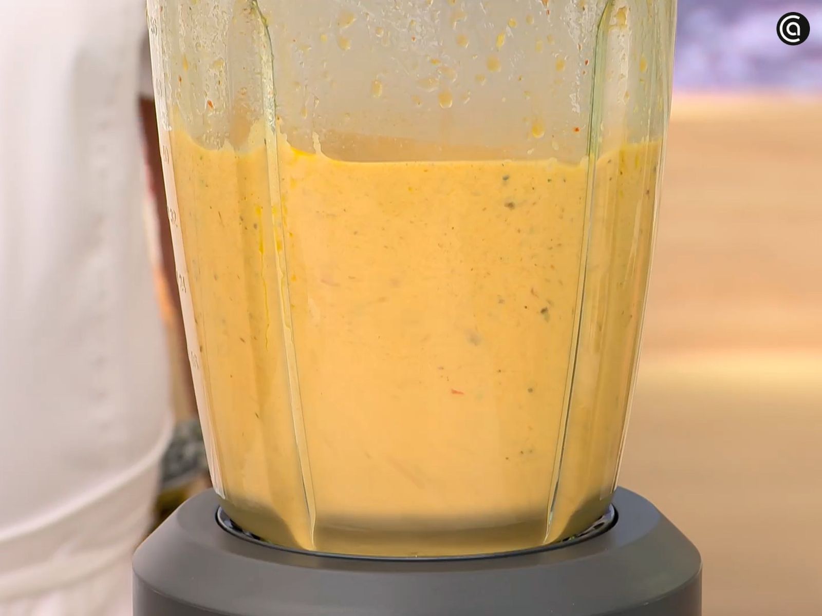 Pasa la salsa al vaso de la batidora americana y tritúrala